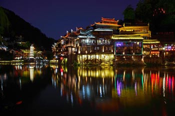 長(zhǎng)沙出發(fā)到張家界天門(mén)山、玻璃棧道、鳳凰古城、鳳凰夜景往返二日游